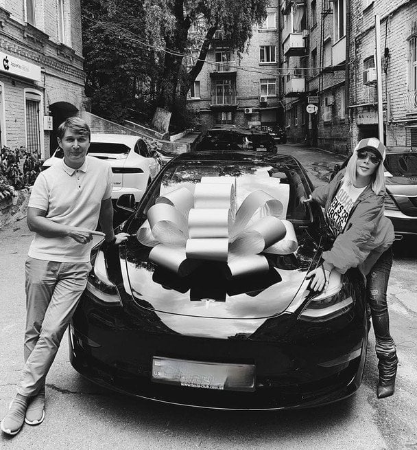 Ірина білий з подарунком / © instagram.com/bilyk_iryna