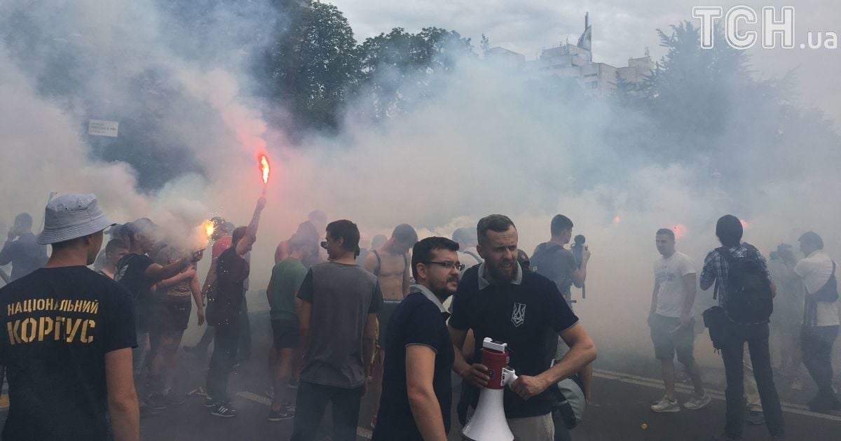 Націоналісти з фаєрами під барабанний бій мітингують під Радою