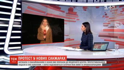 Протестувальники у Нових Санжарах кидали каміння в автобуси з евакуйованими з Китаю