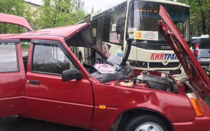 ДТП маршрутки и легковушки в Киеве: родственники пострадавших обвиняют водителя маршрутного такси