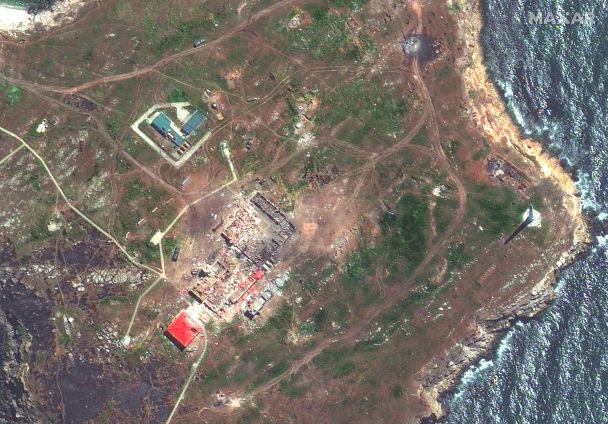 На спутниковые снимки попал момент уничтожения российских судов вблизи острова Змеиный