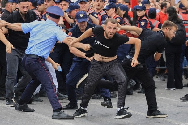 5 июня 2026 года. В Албании продолжаются массовые акции протеста, известные как «Революция фламинго», направленные против планов правительства построить элитный курорт стоимостью 1,4 миллиарда евро на экологически уязвимом побережье. / © Associated Press