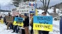 Протестующие против Венса вдоль дороги в Вермонте