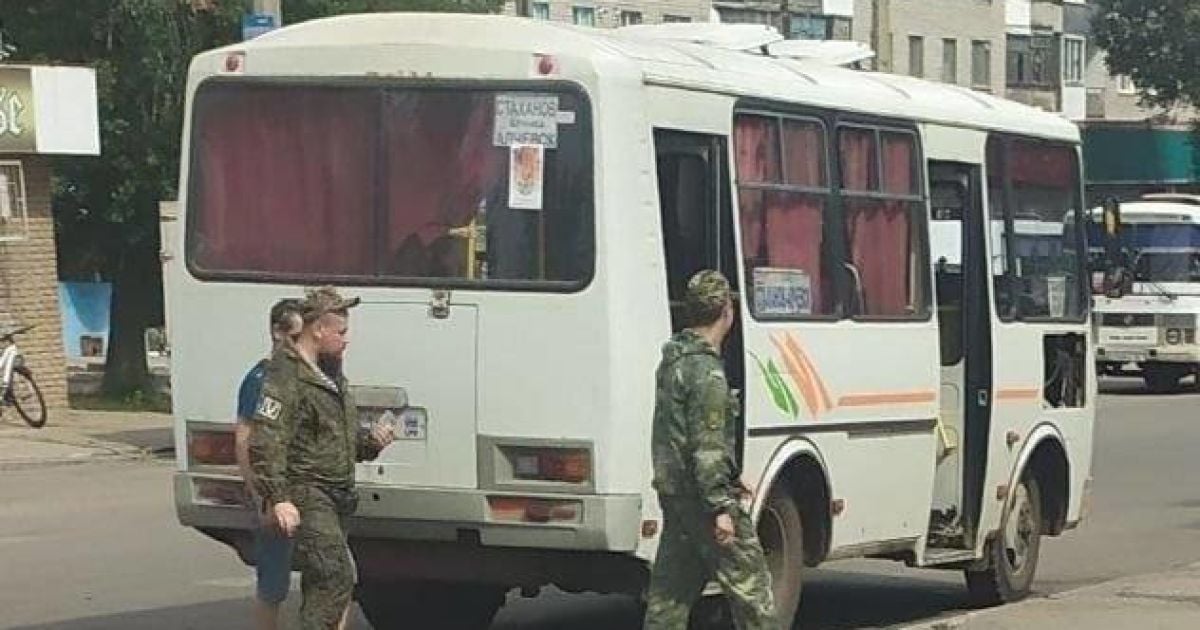 Дочищают территорию в поисках мужчин: в "ДНР" на улице для мобилизации "вылавливают" несовершеннолетних и дедушек