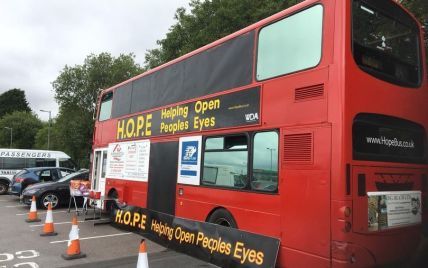 Британская пара превращает двухэтажный автобус в приют для бездомных