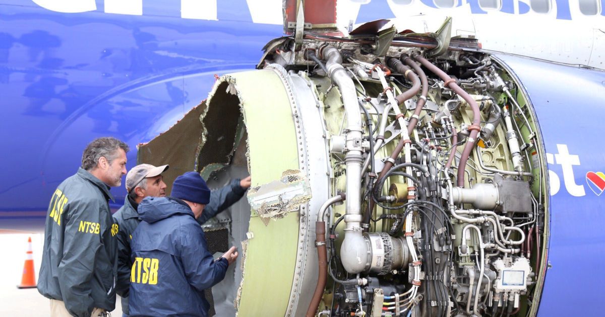 Страшна аварія в небі США. Під час вибуху двигуна літака вбило пасажирку, а іншу ледь не висмоктало у вікно