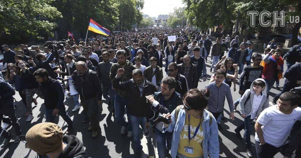 У Єревані мітингувальники взяли в облогу резиденцію прем'єр-міністра Вірменії