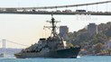 Американський ракетний есмінець USS Donald Cook плаває в протоці Босфор у столиці Туреччини Стамбулі
