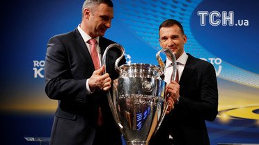 Віталій Кличко та Андрій Шевченко на жеребкуванні півфіналу і фіналу Ліги чемпіонів. Фінал відбудеться у Києві 26 травня. / © Reuters