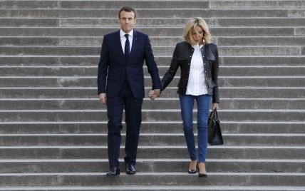 В джинсах и на каблуках: Брижит Макрон в эффектном образе сопровождала мужа на встрече