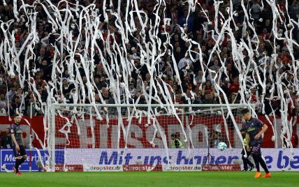 Уболівальники закидали поле туалетним папером на матчі Бундесліги