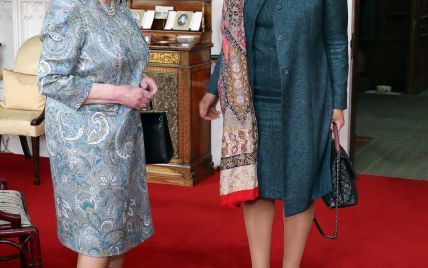 В платье с принтом и с жемчужными украшениями: элегантная королева Елизавета II на аудиенции