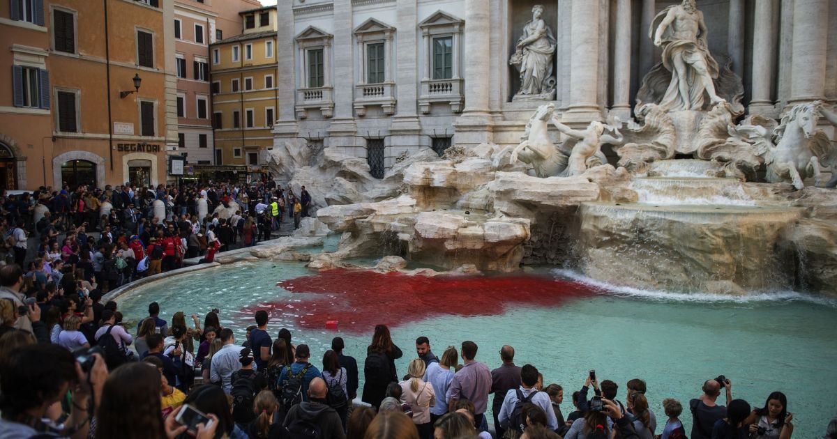 У Римі активіст пофарбував у червоний воду у фонтані Треві