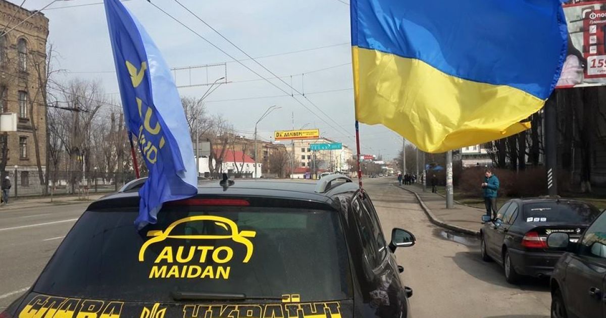 Автомайдановцы привезли к посольству надгробие с фото Путина / © facebook.com/automaidan