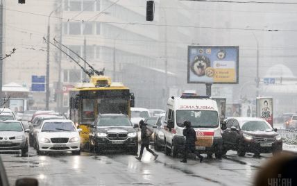 Из-за сильного снегопада в Киеве образовались пробки