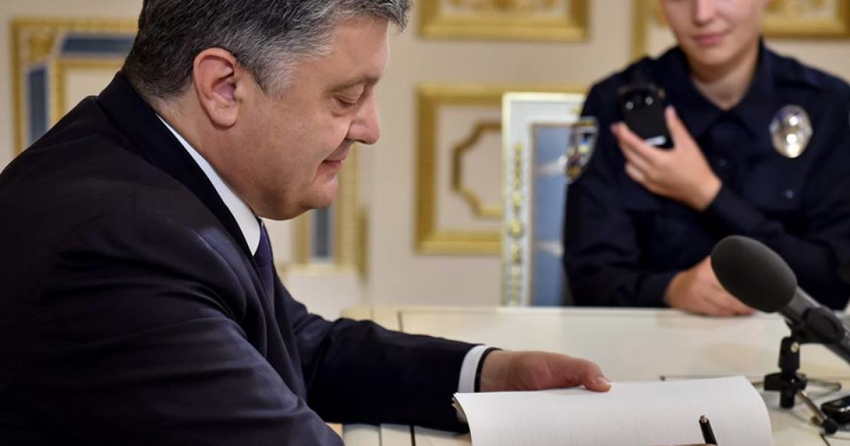Президент подписал закон о полиции / © Facebook/Офис президента Украины