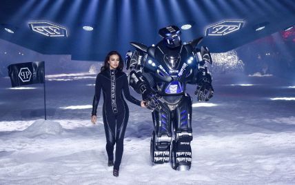 В обтягивающем костюме и за руку с роботом: Ирина Шейк на показе Philipp Plein
