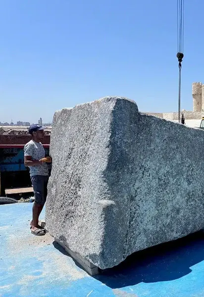 Массивные каменные блоки, извлеченные из моря на месте расположения Александрийского маяка. Фото: GEDEON / CEAlex