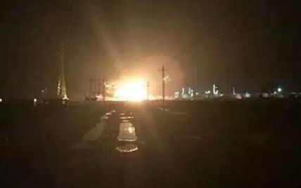 На алюминиевом заводе в Японии прогремело несколько взрывов: огненный столб взметнулся в небо