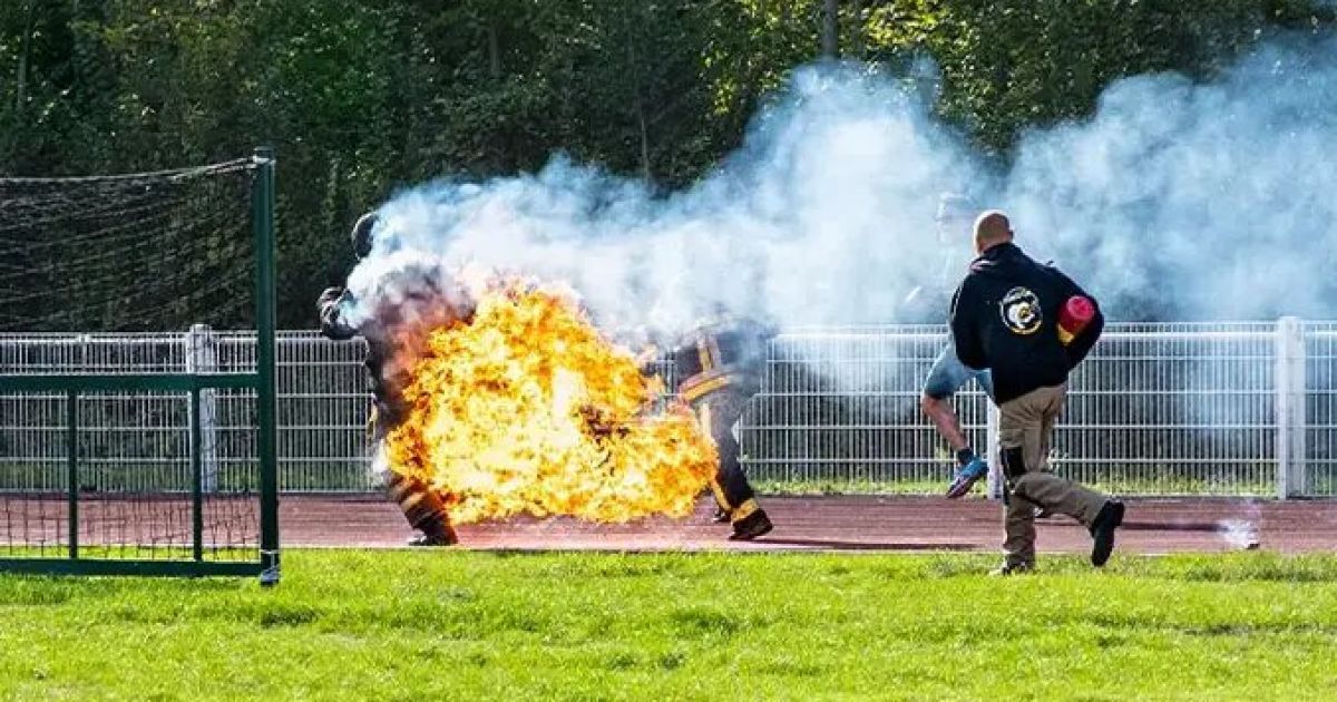 Чоловік у підпаленому одязі побив два світові рекорди
