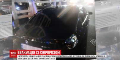 Столичні інспектори з паркування евакуювали авто, у якому були зачинені діти
