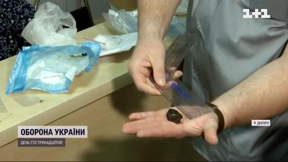 Моторошна колекція – у Дніпрі збирають уламки з тіл поранених захисників