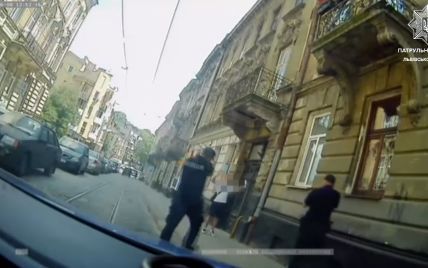У центрі Львова 35-річний киянин встромив ножа у шию дівчини: відео затримання кривдника