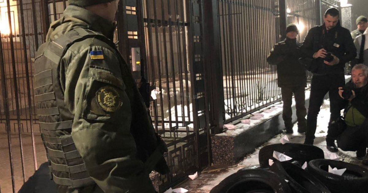 шини під посольством РФ_2 / © ТСН.ua