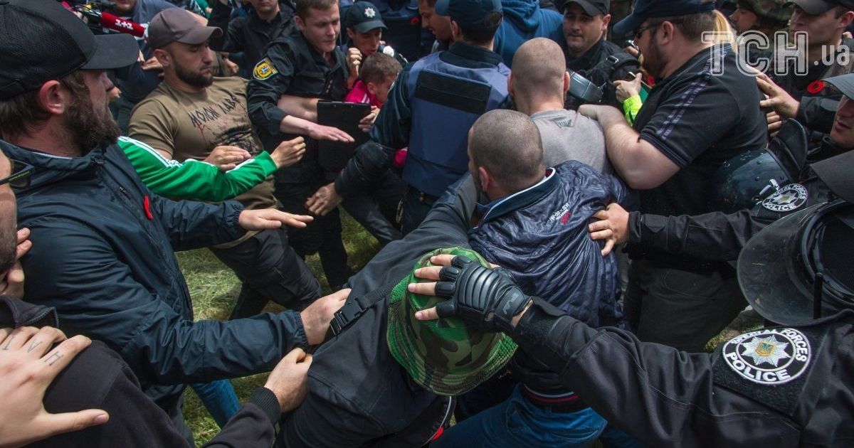 сутички з поліцією, бійка