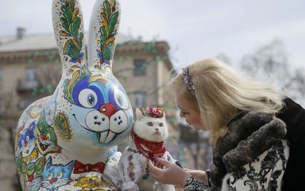 В Киеве под открытым небом устроили выставку пасхальных зайцев-писанок