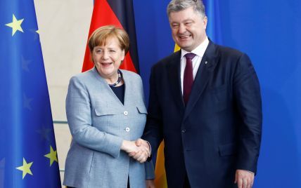 В голубом жакете и экстравагантном ожерелье: Ангела Меркель встретилась с Порошенко