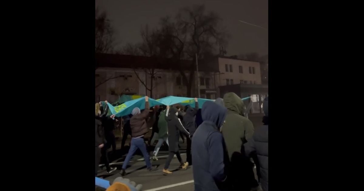 В Алматы раздаются автоматные очереди: власти обещают "зачистить" город от "террористов" (видео)