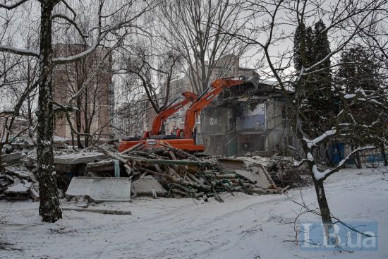 "Вели роздягнуту найняті молодики": мешканка знесеного гуртожитку в Києві розповіла, як її родину вигнали на вулицю