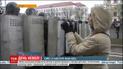Спецпризначенці, кийки та водомети: тисячі білорусів вийшли на мітинг у центрі Мінська в День волі