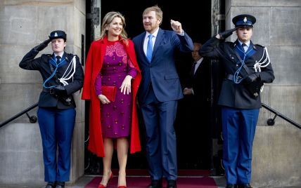 В яскравій сукні і червоному пальті: королева Максима на церемонії в королівському палаці