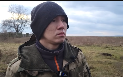 "Себе звільни від Путіна": полонений окупант, якому "не соромно", приїхав до села і зустрівся з місцевими