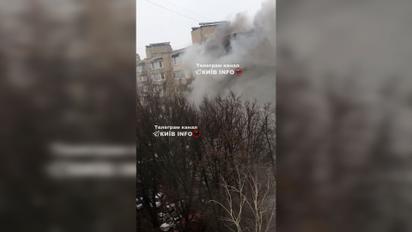 У Києві згоріла квартира: відео пожежі