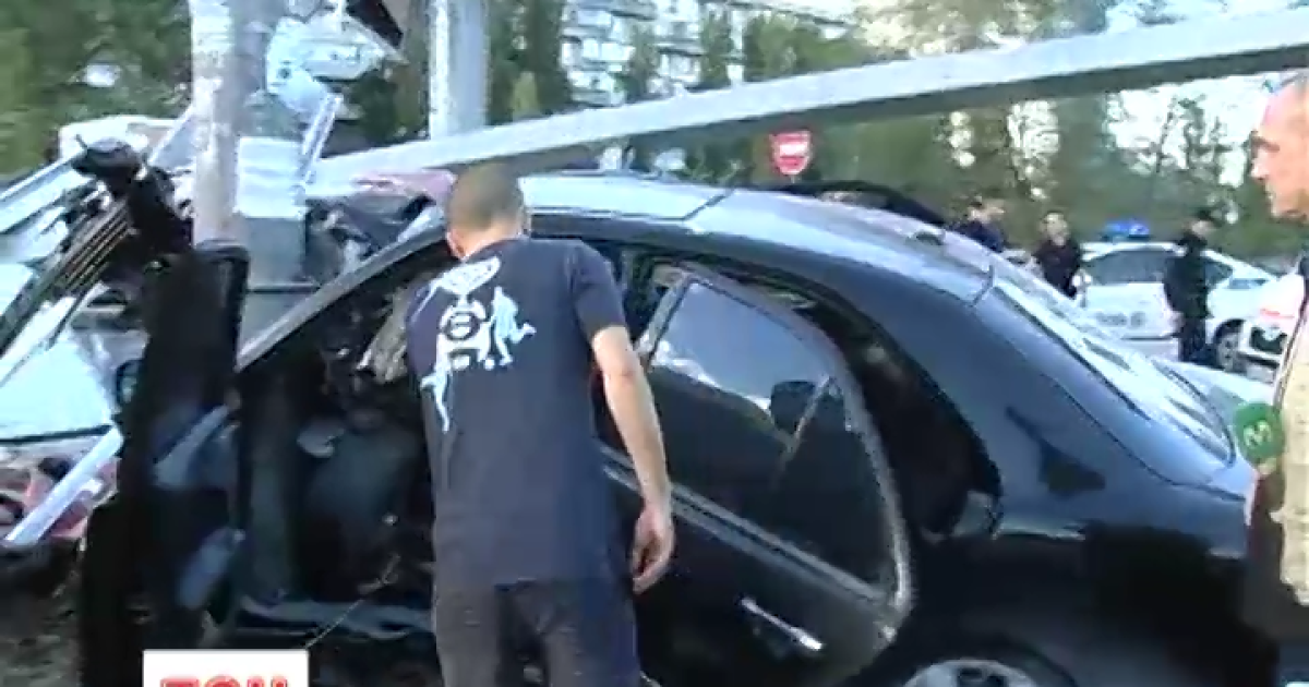 В Киеве автомобиль разбился на АЗС