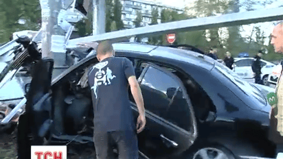 В Киеве автомобиль на огромной скорости врезался в заправочную станцию
