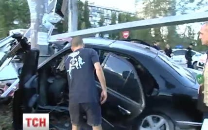 В Киеве иномарка на бешеной скорости протаранила заправку