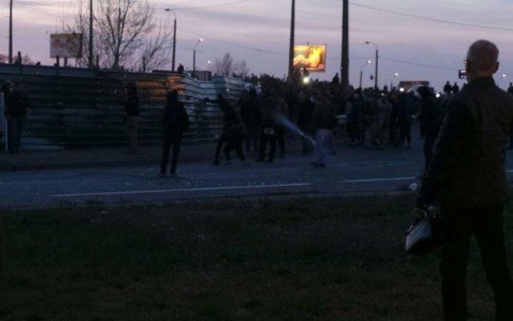 Защитники забора и их противники используют дымовые шашки, травматическое оружие, камни, бутылки и т. п / © twitter.com/HromadskeTV