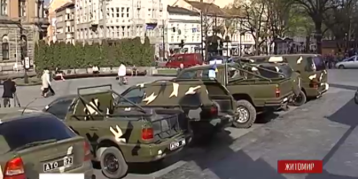 Десять автомобилей отправляют из Львова в зону боевых действий