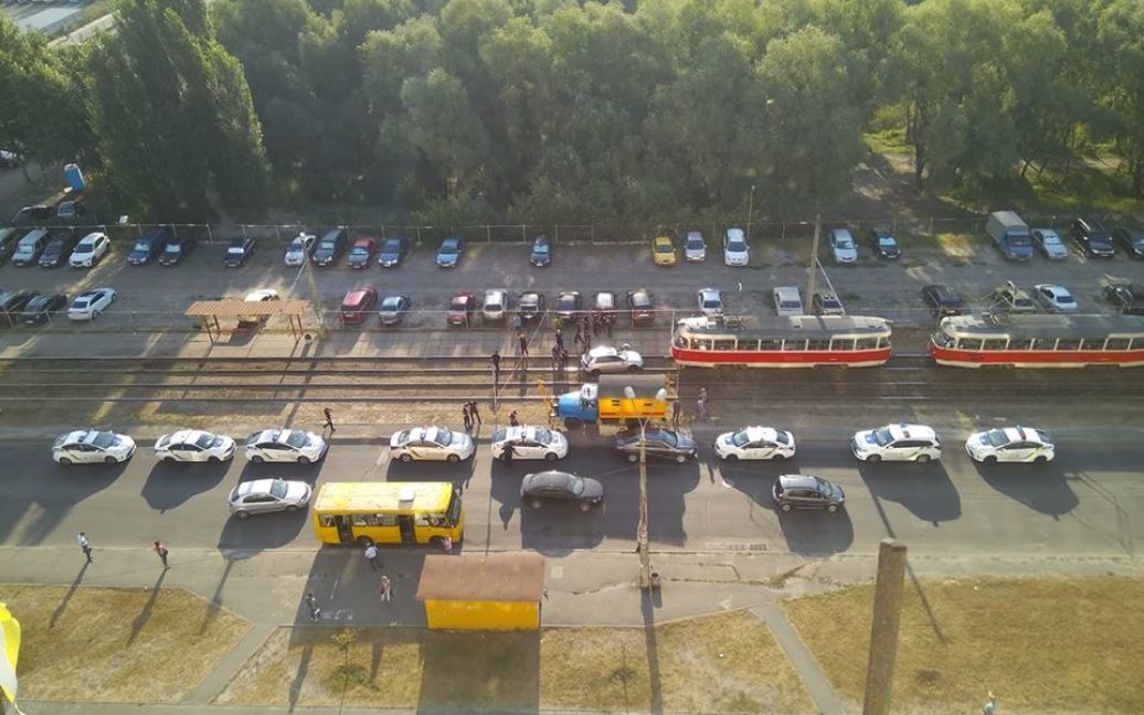 В Киеве легковушка сбила людей на переходе и парализовала движение трамваев / © facebook.com/Троещина FB