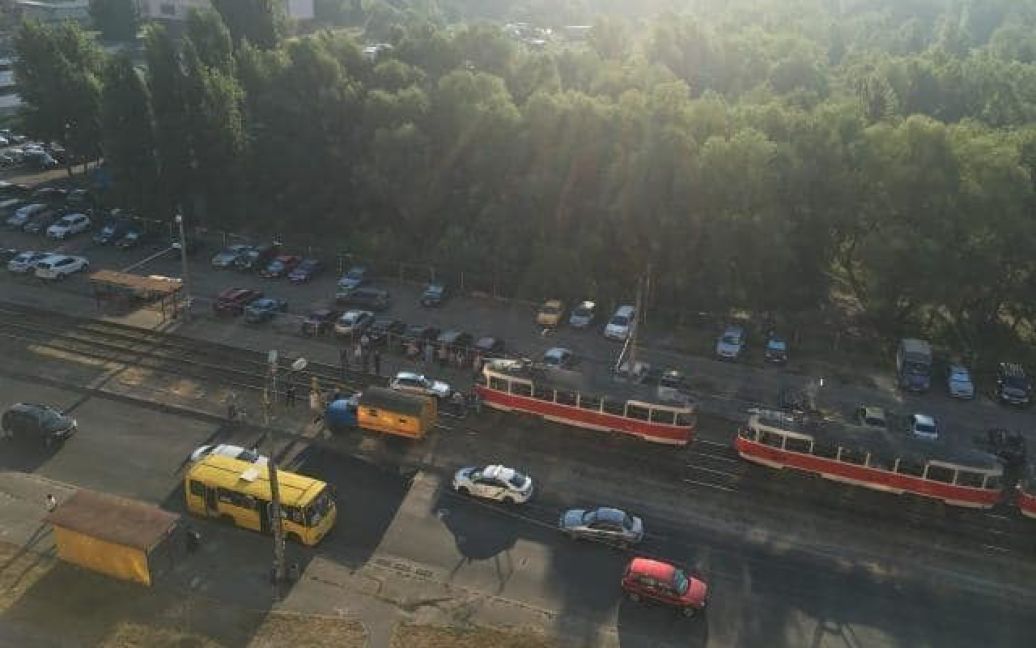 У Києві легковик збив людей на переході й паралізувала рух трамваїв / © facebook.com/Троещина FB