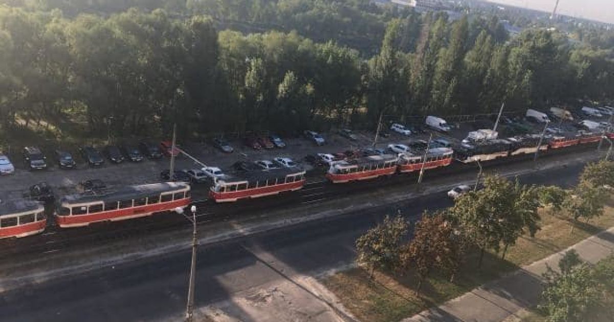 В Киеве легковушка сбила людей на переходе и парализовала движение трамваев / © facebook.com/Троещина FB