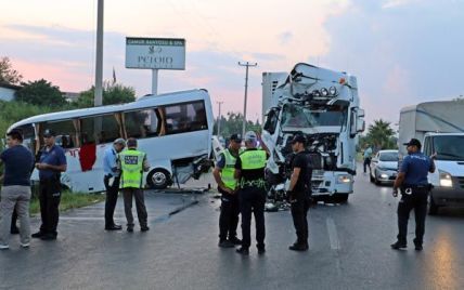 В Турции в водный канал упал автобус с российскими туристами