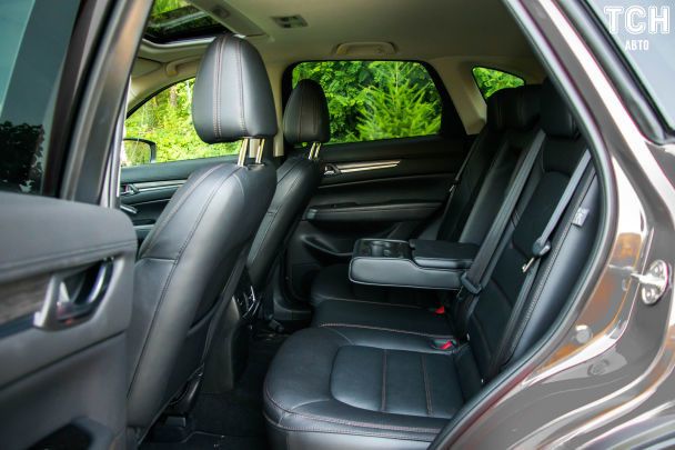 Маючи колісну базу трохи більше, ніж у Ford Kuga або Volkswagen Tiguan, CX-5 пропонує розміщення на задньому сидінні, яке, безумовно, підходить для всіх. А доповнили комфорт двоступінчастим положенням спинки – 24 і 26 градусів, а також двома USB-портами у відкидному підлокітнику. / © Фото Єршової Олександри