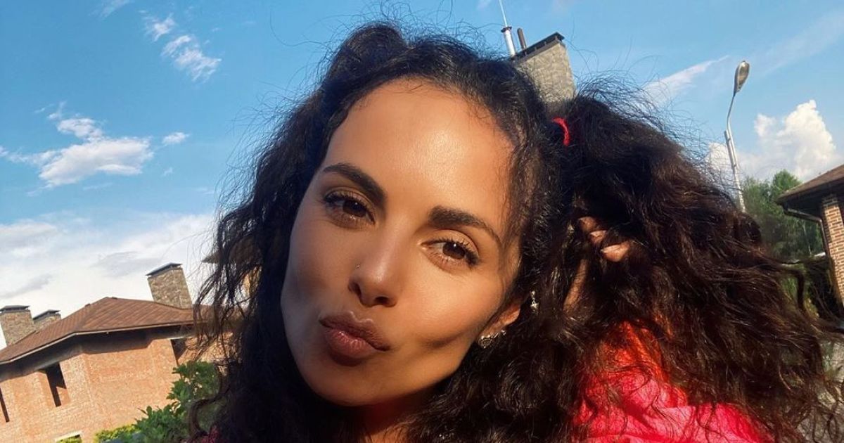 "Деревенская девушка" Настя Каменских у колодца показала, как выглядела пять лет назад