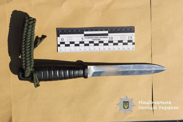 Ніж, яким було вбито учнів. Фото: Національна поліція