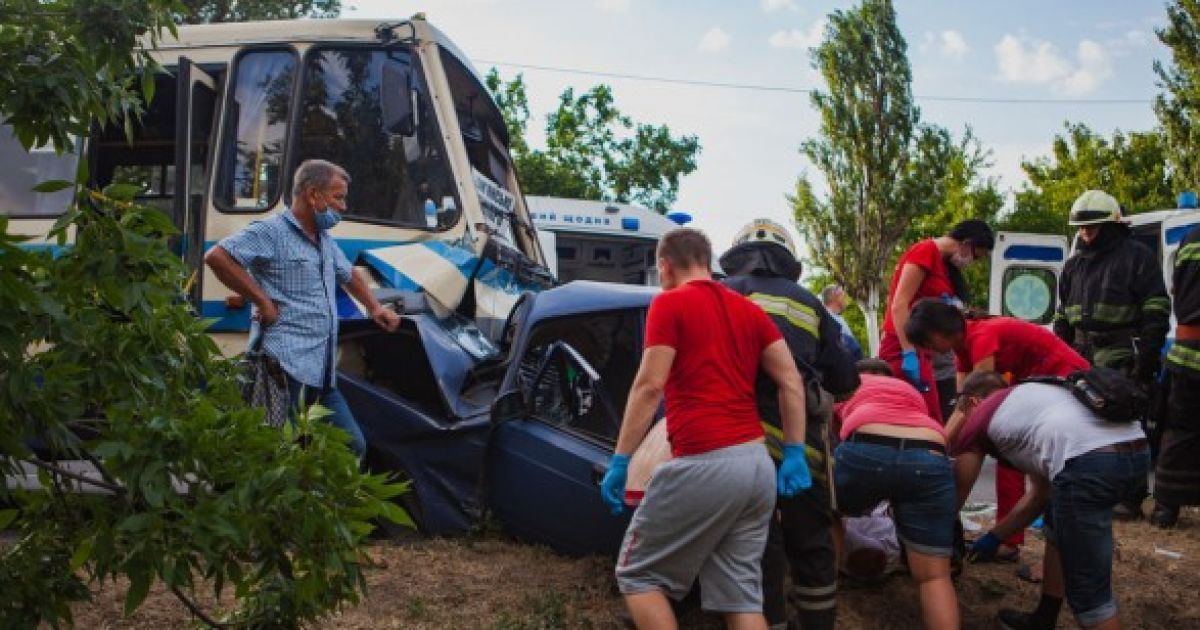 В Днепре лоб в лоб столкнулись легковушка и автобус